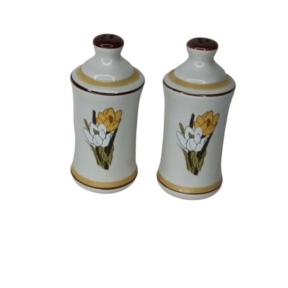 Vintage California‎ Pottery Salt and Pepper Shakers Crocus Floral White Yellow